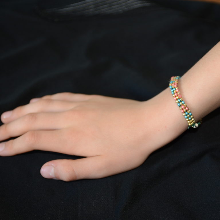 Atelier – Confection d’un bracelet de perles (8-14 ans)